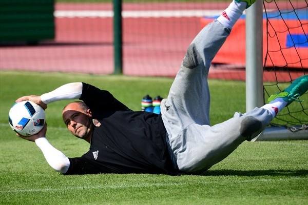 Obtain UEFA Goalkeeping License